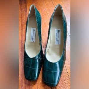 Etienne Aigner Brand new or leather Valencia green shoes. Perfect.size 8 1/2